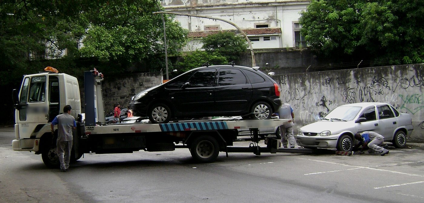 Guincho plataforma removendo veículos em rua do Rio de Janeiro